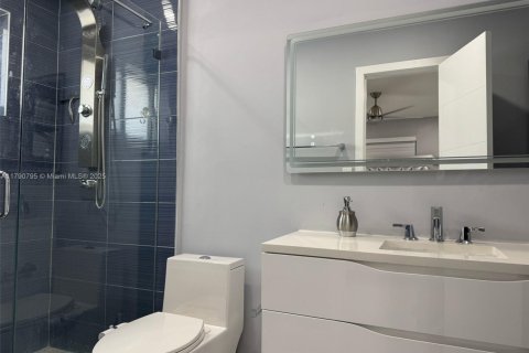 House in Hialeah, Florida 3 bedrooms, 111.85 sq.m. № 1657669 - photo 12