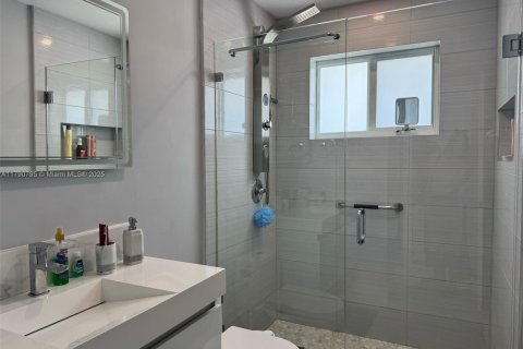 House in Hialeah, Florida 3 bedrooms, 111.85 sq.m. № 1657669 - photo 14