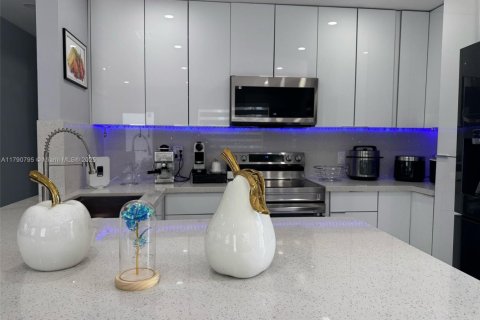 House in Hialeah, Florida 3 bedrooms, 111.85 sq.m. № 1657669 - photo 8
