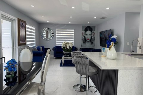 House in Hialeah, Florida 3 bedrooms, 111.85 sq.m. № 1657669 - photo 6