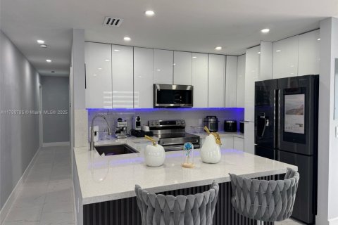 House in Hialeah, Florida 3 bedrooms, 111.85 sq.m. № 1657669 - photo 7