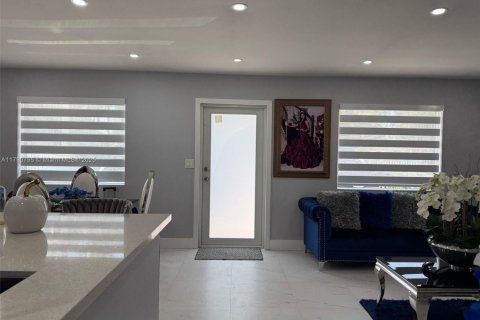 House in Hialeah, Florida 3 bedrooms, 111.85 sq.m. № 1657669 - photo 4