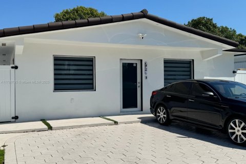 House in Hialeah, Florida 3 bedrooms, 111.85 sq.m. № 1657669 - photo 1