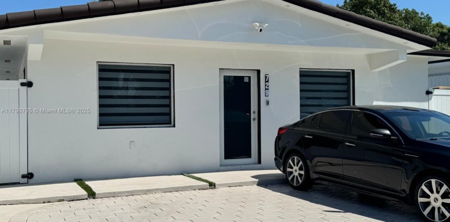 House in Hialeah, Florida 3 bedrooms, 111.85 sq.m. № 1657669