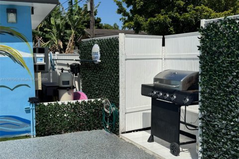 House in Hialeah, Florida 3 bedrooms, 111.85 sq.m. № 1657669 - photo 22
