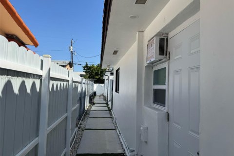 House in Hialeah, Florida 3 bedrooms, 111.85 sq.m. № 1657669 - photo 24