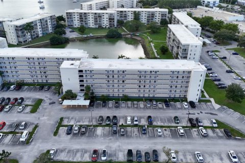 Condo in Aventura, Florida, 1 bedroom № 1992119 - photo 18