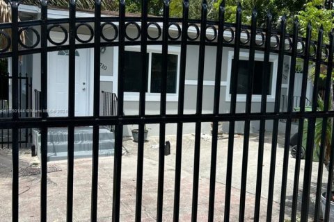 Commercial property in Miami, Florida 115.94 sq.m. № 2022767 - photo 10