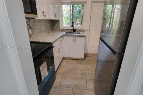 Commercial property in Miami, Florida 115.94 sq.m. № 2022767 - photo 20