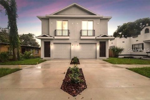 Commercial property in Tampa, Florida 6 bedrooms, 300.17 sq.m. № 1718093 - photo 1