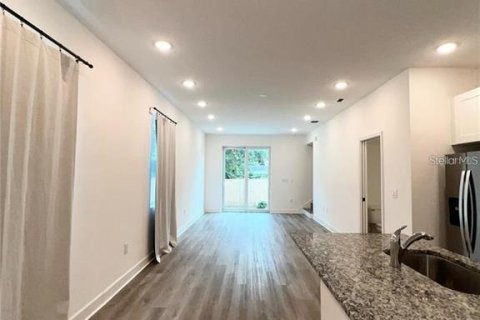 Commercial property in Tampa, Florida 6 bedrooms, 300.17 sq.m. № 1718093 - photo 2