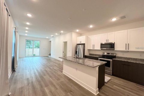 Commercial property in Tampa, Florida 6 bedrooms, 300.17 sq.m. № 1718093 - photo 3