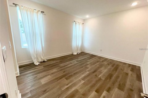 Commercial property in Tampa, Florida 6 bedrooms, 300.17 sq.m. № 1718093 - photo 9