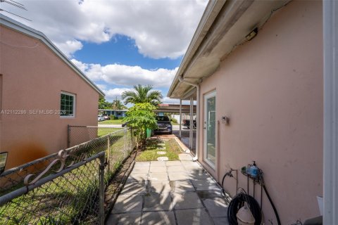 Villa ou maison à vendre à Miami Gardens, Floride: 3 chambres, 151.06 m2 № 2432527 - photo 8