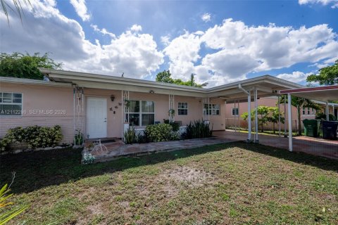Villa ou maison à vendre à Miami Gardens, Floride: 3 chambres, 151.06 m2 № 2432527 - photo 2