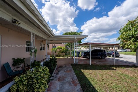 Villa ou maison à vendre à Miami Gardens, Floride: 3 chambres, 151.06 m2 № 2432527 - photo 3