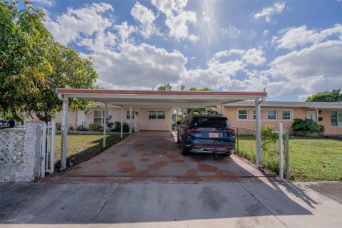 Villa ou maison à vendre à Miami Gardens, Floride: 3 chambres, 151.06 m2 № 2432527 - photo 4
