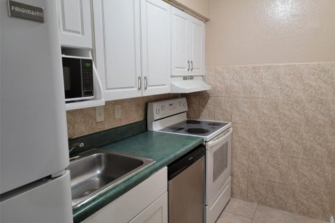 Condominio en venta en Orlando, Florida, 4 dormitorios, 76.18 m2 № 2098100 - foto 5
