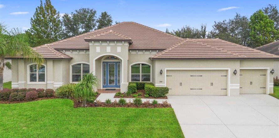 House in Clermont, Florida 4 bedrooms, 246.28 sq.m. № 1919406