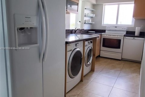 Condo in Miami Beach, Florida, 2 bedrooms  № 1702349 - photo 21