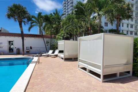 Condo in Miami Beach, Florida, 2 bedrooms  № 1702349 - photo 25