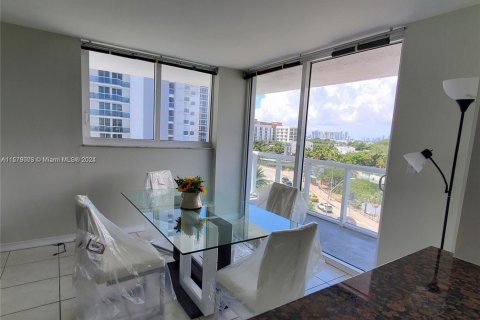 Condo in Miami Beach, Florida, 2 bedrooms  № 1702349 - photo 16