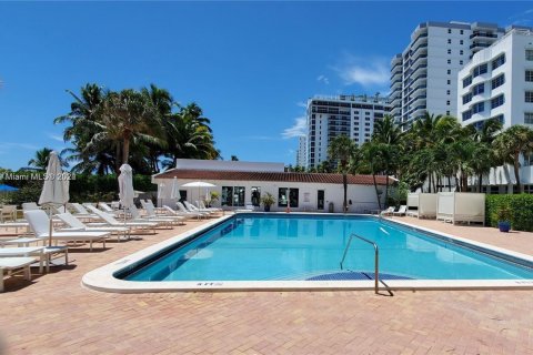 Condo in Miami Beach, Florida, 2 bedrooms  № 1702349 - photo 27