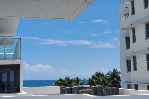 Condo in Miami Beach, Florida, 2 bedrooms  № 1702349 - photo 15