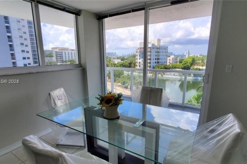 Condo in Miami Beach, Florida, 2 bedrooms  № 1702349 - photo 12