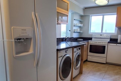 Condo in Miami Beach, Florida, 2 bedrooms  № 1702349 - photo 18