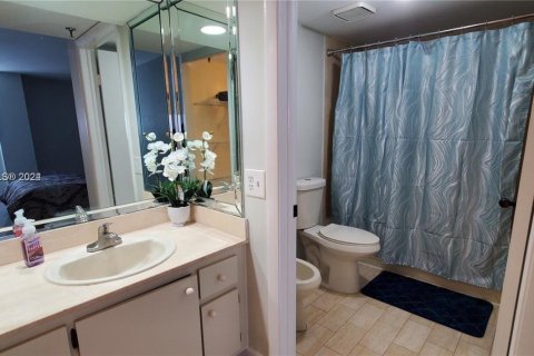 Condo in Miami Beach, Florida, 2 bedrooms  № 1702349 - photo 7