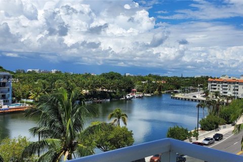 Condo in Miami Beach, Florida, 2 bedrooms  № 1702349 - photo 14
