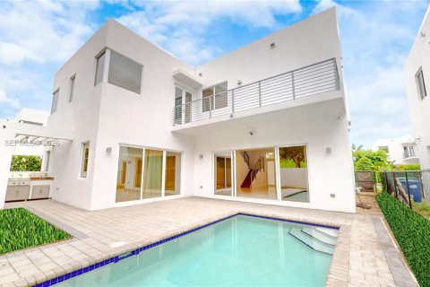House in Doral, Florida 5 bedrooms, 336.68 sq.m. № 2075285 - photo 4
