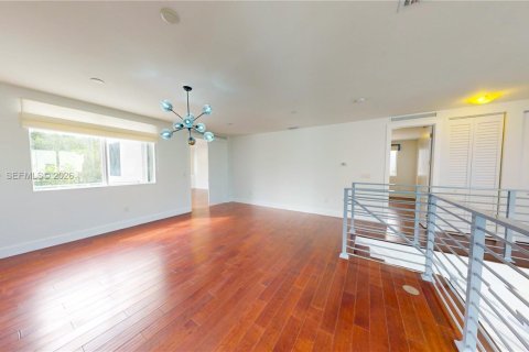 House in Doral, Florida 5 bedrooms, 336.68 sq.m. № 2075285 - photo 7