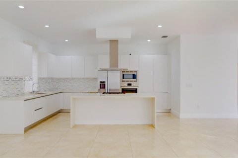 House in Doral, Florida 5 bedrooms, 336.68 sq.m. № 2075285 - photo 9