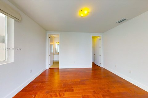 House in Doral, Florida 5 bedrooms, 336.68 sq.m. № 2075285 - photo 8