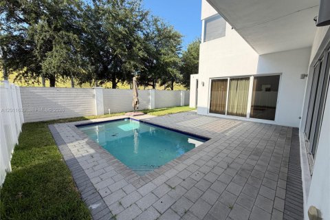 House in Doral, Florida 5 bedrooms, 336.68 sq.m. № 2075285 - photo 25