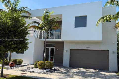 House in Doral, Florida 5 bedrooms, 336.68 sq.m. № 2075285 - photo 2
