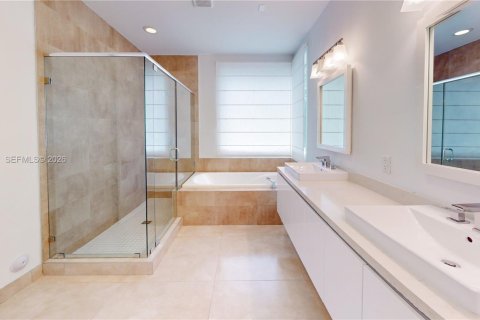 House in Doral, Florida 5 bedrooms, 336.68 sq.m. № 2075285 - photo 16