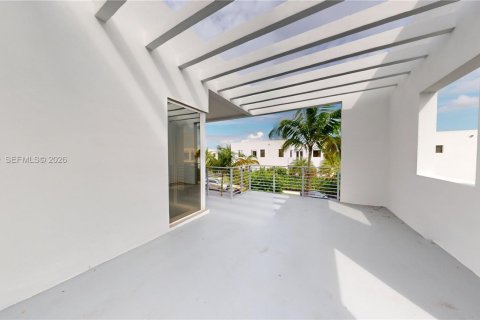 House in Doral, Florida 5 bedrooms, 336.68 sq.m. № 2075285 - photo 6