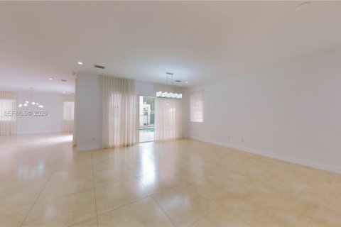 House in Doral, Florida 5 bedrooms, 336.68 sq.m. № 2075285 - photo 11