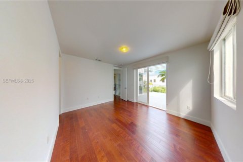 House in Doral, Florida 5 bedrooms, 336.68 sq.m. № 2075285 - photo 5