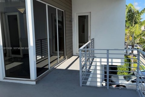 House in Doral, Florida 5 bedrooms, 336.68 sq.m. № 2075285 - photo 22
