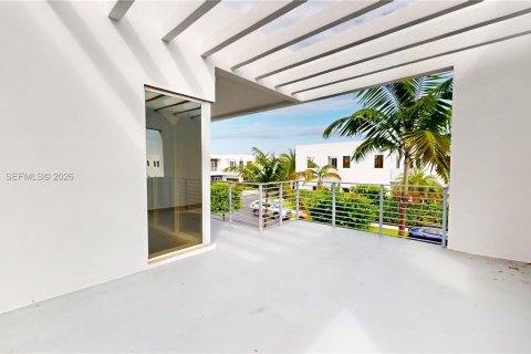 House in Doral, Florida 5 bedrooms, 336.68 sq.m. № 2075285 - photo 13