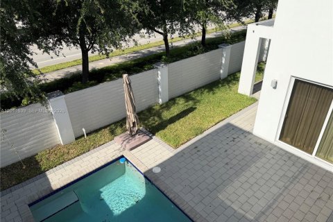House in Doral, Florida 5 bedrooms, 336.68 sq.m. № 2075285 - photo 23