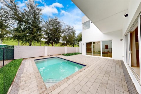 House in Doral, Florida 5 bedrooms, 336.68 sq.m. № 2075285 - photo 12