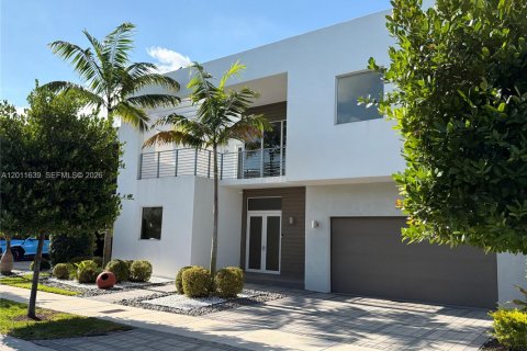 House in Doral, Florida 5 bedrooms, 336.68 sq.m. № 2075285