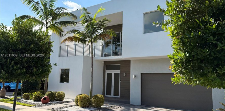 House in Doral, Florida 5 bedrooms, 336.68 sq.m. № 2075285