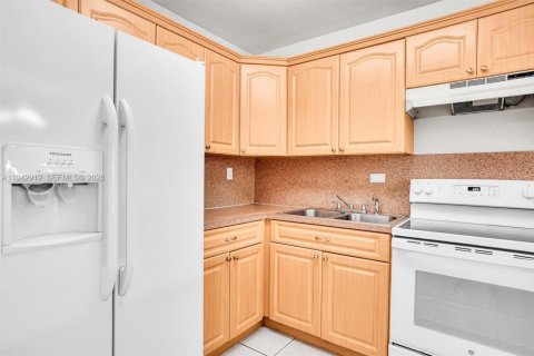 Copropriété à louer à Miami, Floride: 2 chambres, 94.3 m2 № 1999278 - photo 2