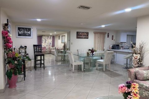 House in Holiday, Florida 2 bedrooms, 101.08 sq.m. № 1915877 - photo 4